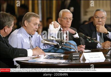 NESSUN FILM, NESSUN VIDEO, NESSUNA TV, NESSUN DOCUMENTARIO - © CHUCK KENNEDY/KRT/ABACA. 54716-5. Washington-DC-USA, 11 luglio 2002. Il Segretario alla Difesa Donald H. Rumsfeld, al centro, affiancato dal Procuratore Generale John Ashcroft, a sinistra, e dal Segretario del Tesoro Paul o'Neill, Segretario di Stato Colin Powell, si prepara a testimoniare Foto Stock