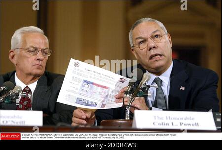 NESSUN FILM, NESSUN VIDEO, NESSUNA TV, NESSUN DOCUMENTARIO - © CHUCK KENNEDY/KRT/ABACA. 54716-4. Washington-DC-USA, 11 luglio 2002. Il Segretario del Tesoro Paul o'Neill, a sinistra, guarda come il Segretario di Stato Colin Powell testimonia davanti al Comitato di selezione della Camera sulla sicurezza interna su Capitol Hill Giovedi, 11 luglio 20 Foto Stock