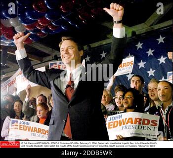 NESSUN FILM, NESSUN VIDEO, NESSUNA TV, NESSUN DOCUMENTARIO - © ERIK CAMPOS/KRT/ABACA. 55587-3. Columbia-SC-USA, 3 febbraio 2004. John Edwards (D-NC) e sua moglie Elizabeth, a destra, osservano i risultati delle primarie del South Carolina a Columbia, Carolina del Sud, martedì, febbraio Foto Stock