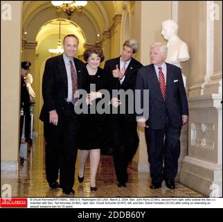 NO FILM, NO VIDEO, NO TV, NO DOCUMENTARIO - © CHUCK KENNEDY/KRT/ABAC. 56672-5. Washington-DC-USA, 2 marzo 2004. Il Sen. John Kerry (D-ma), secondo da destra, parla fuori dalla Camera del Senato con il Sen. Ted Kennedy (D-ma), a destra, il Sen. Chuck Schumer (D-NY), a sinistra, e il Sen. Diane Feinstein (D-CA) dopo vo Foto Stock