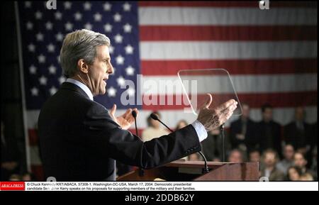 NESSUN FILM, NESSUN VIDEO, NESSUNA TV, NESSUN DOCUMENTARIO - © CHUCK KENNEDY/KRT/ABACA. 57308-1. Washington-DC-USA, 17 marzo 2004. John Kerry, candidato presidenziale democratico, parla delle sue proposte di sostegno ai militari e alle loro famiglie. Foto Stock