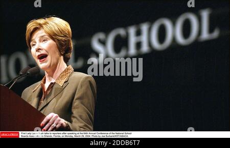 NO FILM, NO VIDEO, NO TV, NO DOCUMENTARIO - First Lady Laura Bush parla con i giornalisti dopo aver parlato alla 64esima Conferenza annuale della National School Boards Association di Orlando, Florida, lunedì 29 marzo 2004. Foto di Joe Burbank/KRT/ABACA. Foto Stock