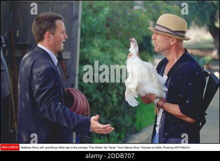 NESSUN FILM, NESSUN VIDEO, NESSUNA TV, NESSUN DOCUMENTARIO - Matthew Perry, sinistra, e Bruce Willis star nella commedia The Whole Ten Yards, da Warner Bros. Pictures su 2004. Foto di KRT/ABACA. Foto Stock