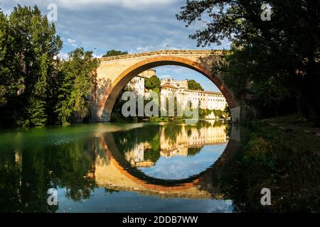 Antico ponte della Concordia sul fiume Metauro a Fossombrone, Marche, Italia Foto Stock