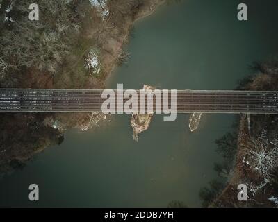 binari ferroviari che attraversano un fiume, perfetta simmetria. Foto di alta qualità Foto Stock