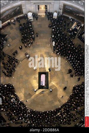 NO FILM, NO VIDEO, NO TV, NO DOCUMENTARIO - i membri del Congresso e altri dignitari partecipano al funerale di Stato per il presidente Ronald Reagan nella rotonda del Campidoglio a Washington, D.C., mercoledì 9 giugno 2004. Foto di Chuck Kennedy/KRT/ABACA. Foto Stock