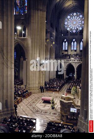 NO FILM, NO VIDEO, NO TV, NO DOCUMENTARIO - il presidente George W. Bush offre l'elogia, giusto podio, durante un servizio funebre nazionale in onore dell'ex presidente Ronald Reagan alla Cattedrale nazionale di Washington venerdì 11 giugno 2004. Foto di Gerald S. Williams/KRT/ABACA. Foto Stock