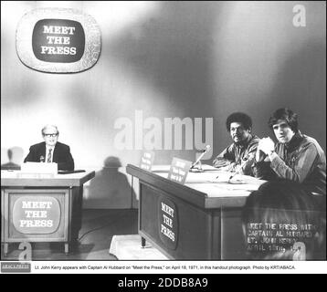 NO FILM, NO VIDEO, NO TV, NO DOCUMENTARIO - il Lt. John Kerry appare con il Capitano al Hubbard su -Meet the Press,- il 18 aprile 1971, in questa foto di handout. Foto di KRT/ABACA.