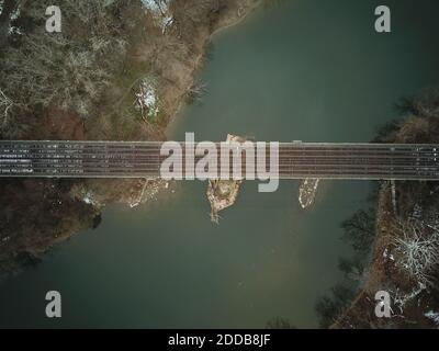 binari ferroviari che attraversano un fiume, perfetta simmetria. Foto di alta qualità Foto Stock