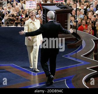 NO FILM, NO VIDEO, NO TV, NO DOCUMENTARIO - l'ex presidente Bill Clinton saluta sua moglie Sen. Hillary Rodham Clinton (D-NY) alla Convenzione Nazionale Democratica di lunedì 26 luglio 2004. Foto di Chuck Kennedy/KRT/ABACA Foto Stock