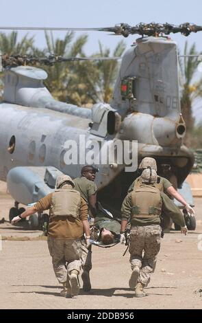 NO FILM, NO VIDEO, NO TV, NO DOCUMENTARIO - Marines Echo Company, 2nd Battaglione 4th Marines portare un compagno ferito dopo un fuoco a Ramadi, Iraq, il 9 aprile 2004. Foto di David Swanson/Philadelphia Inquirer/KRT/ABACA. Foto Stock