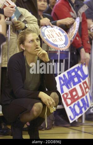 NO FILM, NO VIDEO, NO TV, NO DOCUMENTARIO - Vanessa Kerry, figlia del candidato democratico alla presidenza, senatore statunitense John Kerry (D-ma), ascolta mentre si rivolge a un rally al Edward P. Hurt Gymnasium presso la Morgan state University di Baltimora il 1 marzo 2004. Foto di Chuck Kennedy/KRT/ABACA. Foto Stock