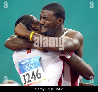 NESSUN FILM, NESSUN VIDEO, NESSUNA TV, NESSUN DOCUMENTARIO - Justin Gatlin degli Stati Uniti, a destra, celebra con Shawn Crawford dopo aver vinto i 100 metri ai Giochi Olimpici del 2004 ad Atene domenica 22 agosto 2004. Foto di David Eulitt/Kansas City Star/KRT/ABACA. Foto Stock