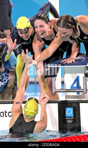 NESSUN FILM, NESSUN VIDEO, NESSUNA TV, NESSUN DOCUMENTARIO - le donne australiane (Jodie Henry, Giaan Rooney, Liesel Jones, Petria Thomas) 4x100 metri team di relè medley celebra l'oro vincente ai Giochi Olimpici 2004 di Sabato 21 agosto 2004. Foto di al Diaz/KRT/ABACA. Foto Stock