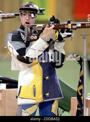 NESSUN FILM, NESSUN VIDEO, NESSUNA TV, NESSUN DOCUMENTARIO - Matthew Emmons degli Stati Uniti spara in competizione. Emmons è sceso dal primo all'ultimo posto nella gara di fucile a 3 posizioni da 50 metri sparando un bersaglio sbagliato nei Giochi Olimpici del 2004 domenica 22 agosto 2004. Foto di al Diaz/Miami Herald/ Foto Stock