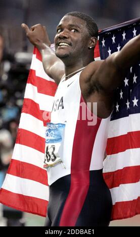 NESSUN FILM, NESSUN VIDEO, NESSUNA TV, NESSUN DOCUMENTARIO - Justin Gatlin degli Stati Uniti celebra la vittoria dei 100 metri ai Giochi Olimpici 2004 di Atene domenica 22 agosto 2004. Foto di Ron Cortes/Philadelphia Inquier/KRT/ABACA. Foto Stock