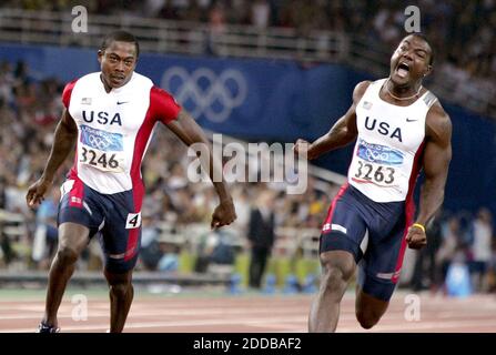 NESSUN FILM, NESSUN VIDEO, NESSUNA TV, NESSUN DOCUMENTARIO - Justin Gatlin degli Stati Uniti vince l'oro nei 100 metri ai Giochi Olimpici 2004 di Atene domenica 22 agosto 2004. A sinistra si trova Shawn Crawford of the U.S. Photo by David Eulitt/Kansas City Star/KRT/ABACA. Foto Stock