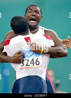 NESSUN FILM, NESSUN VIDEO, NESSUNA TV, NESSUN DOCUMENTARIO - Justin Gatlin degli Stati Uniti festeggia con Shawn Crawford dopo aver vinto i 100 metri ai Giochi Olimpici del 2004 ad Atene domenica 22 agosto 2004. Foto di David Eulitt/Kansas City Star/KRT/ABACA. Foto Stock