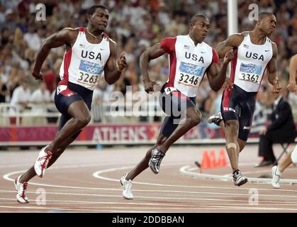 NO FILM, NO VIDEO, NO TV, NO DOCUMENTARIO - corridori degli Stati Uniti, da sinistra, Justin Gatlin, Shawn Crawford e Bernard Williams fanno il turno sui 200 metri ai Giochi Olimpici 2004 di Giovedi, 26 agosto 2004. Foto Nhat V. Meyer/San Jose Mercury News/KRT/ABACA Foto Stock