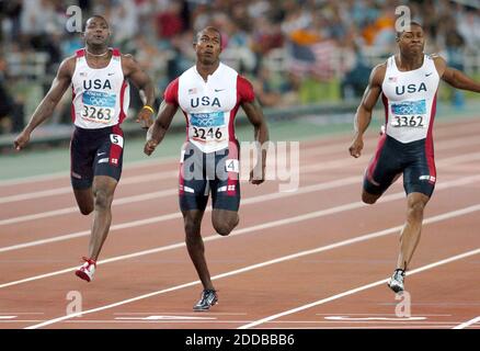 NO FILM, NO VIDEO, NO TV, NO DOCUMENTARIO - Shawn Crawford, al centro, vince i 200 metri davanti ai compagni di squadra Bernard Williams, a destra, che ha vinto l'argento, e Justin Gatlin, a sinistra, che ha preso il bronzo ai Giochi Olimpici 2004 giovedì 26 agosto 2004. Foto di Joe Rossi/St. Paul Pioneer Press:KRT/ABACA Foto Stock