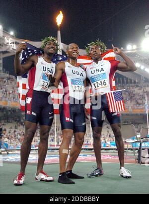 NO FILM, NO VIDEO, NO TV, NO DOCUMENTARIO - Shawn Crawford, centro, degli Stati Uniti celebra la sua vittoria nei 200 metri con il compagno di squadra Bernard Williams, a sinistra, che ha vinto l'argento, celebra con Justin Gatlin, a sinistra, che ha preso il bronzo ai Giochi Olimpici 2004 Giovedi, 26 agosto 2004. Foto di Julian Go Foto Stock