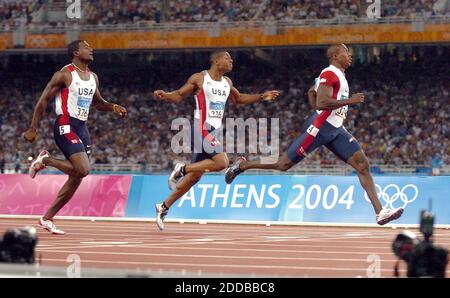 NO FILM, NO VIDEO, NO TV, NO DOCUMENTARIO - Shawn Crawford, destra, degli Stati Uniti vince i 200 metri con i compagni di squadra Bernard Williams, centro, che ha vinto l'argento, celebra con Justin Gatlin, sinistra, che ha preso il bronzo ai Giochi Olimpici 2004 Giovedi, 26 agosto 2004. Foto di Karl Mondon/Contra Costa Foto Stock