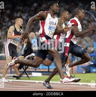 NO FILM, NO VIDEO, NO TV, NO DOCUMENTARIO - corridori degli Stati Uniti, da sinistra, Justin Gatlin, Shawn Crawford e Bernard Williams fanno il turno sui 200 metri ai Giochi Olimpici 2004 di Giovedi, 26 agosto 2004. Foto di Nhat V. Meyer/San Jose Mercury News/KRT/ABACA Foto Stock