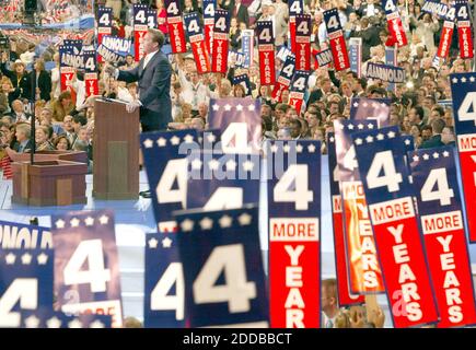 NO FILM, NO VIDEO, NO TV, NO DOCUMENTARIO - il Governatore della California Arnold Schwarzenegger parla alla Convention Nazionale Repubblicana del 2004 a Madison Square Garden a New York City, martedì 31 agosto 2004. Foto di Matthew Cavanaugh/KRT/ABACA. Foto Stock