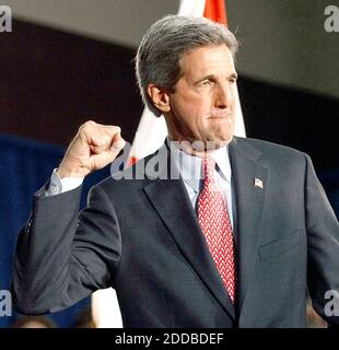 NO FILM, NO VIDEO, NO TV, NO DOCUMENTARIO - il candidato democratico alla presidenza, il senatore John Kerry, saluta i tifosi in occasione di un raduno a Orlando, Florida, venerdì 29 ottobre 2004. Foto di Joe Burbank/Orlando Sentinel/KRT/ABACA Foto Stock