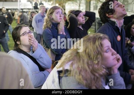 NO FILM, NO VIDEO, NO TV, NO DOCUMENTARIO - da sinistra a destra, Ellie Campisano, di New Haven, Connecticut, Kay Leopold, di Syracuse, New York, E Angela Fenoglio, guarda il ritorno delle elezioni su un grande schermo durante la copertura delle elezioni Night 2004 a Copley Square nel centro di Boston, Massachusetts, durante le prime ore del mattino di mercoledì 3 novembre 2004. Foto di Chuck Kennedy/KRT/ABACA Foto Stock