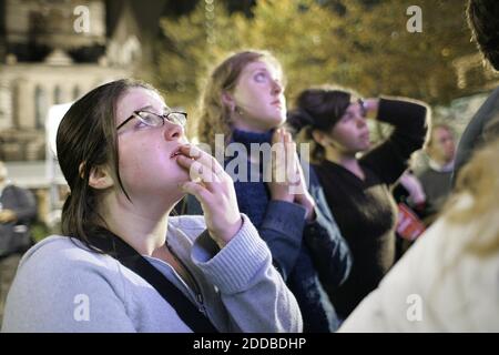 NO FILM, NO VIDEO, NO TV, NO DOCUMENTARIO - da sinistra a destra, Ellie Campisano, di New Haven, Connecticut, Kay Leopold, di Syracuse, New York, E Angela Fenoglio, guarda il ritorno delle elezioni su un grande schermo durante la copertura delle elezioni Night 2004 a Copley Square nel centro di Boston, Massachusetts, durante le prime ore del mattino di mercoledì 3 novembre 2004. Foto di Chuck Kennedy/KRT/ABACA Foto Stock