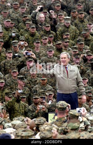 NESSUN FILM, NESSUN VIDEO, NESSUNA TV, NESSUN DOCUMENTARIO - il presidente degli Stati Uniti George W. Bush parla ai Marines degli Stati Uniti durante una visita a Camp Pendleton, California il 7 dicembre 2004. Bush ha ringraziato i Marines per il loro servizio in Iraq nel 63° anniversario del bombardamento di Pearl Harbor. Foto di Richard Koci Hernandez/San Jose Mercury/KRT/ABACA. Foto Stock