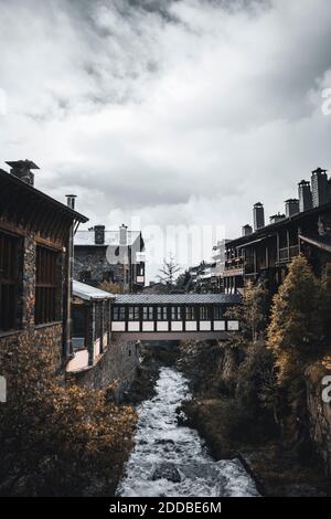 Andorra, Andorra la Vella, passerella sopraelevata sul fiume della città in inverno Foto Stock