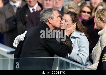 NO FILM, NO VIDEO, NO TV, NO DOCUMENTARIO - il presidente George W. Bush bacia la figlia Barbara dopo essere stata giurata come presidente degli Stati Uniti per un secondo mandato, a Washington, DC, USA, il 20 gennaio 2005. Foto di Michael Bryant/US News Story Slugged/KRT/ABACA. Foto Stock