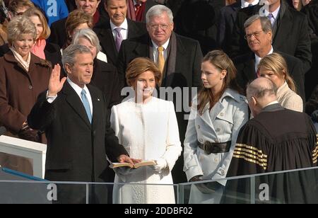 NO FILM, NO VIDEO, NO TV, NO DOCUMENTARIO - il presidente degli Stati Uniti George W. Bush prende il giuramento di Ufficio dalla Corte Suprema di giustizia William Rehnquist durante le cerimonie di inaugurazione su Capitol Hill a Washington, gennaio 20. 2005, come prima Lady Laura Bush, al centro, guarda con le figlie Barbara, seconda da destra e Jenna, destra. Washington, DC, USA, il 20 gennaio 2005. Foto di George Bridges/US News Story Slugged/KRT/ABACA. Foto Stock