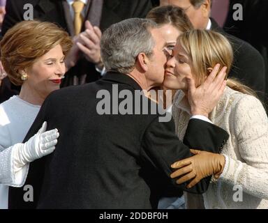 NO FILM, NO VIDEO, NO TV, NO DOCUMENTARIO - il presidente George W. Bush bacia la figlia Jenna, destra, come prima Lady Laura Bush, sinistra, guarda sopra, dopo essere stato giurato come preident degli Stati Uniti per un secondo mandato. Washington, DC, USA, il 20 gennaio 2005. Foto di George Bridges/US News Story Slugged/KRT/ABACA. Foto Stock