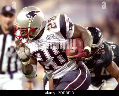 NO FILM, NO VIDEO, NO TV, NO DOCUMENTARIO - Corey Dillon del New England (28) fa una corsa in una vittoria su Filadelfia in Super Bowl XXXIX domenica 6 febbraio 2005. Foto di Lionel Hahn/KRT/Cameleon/ABACA. Foto Stock