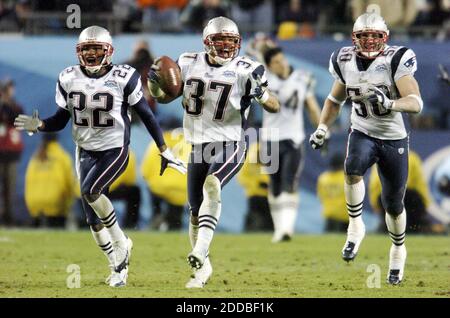 NESSUN FILM, NESSUN VIDEO, NESSUNA TV, NESSUN DOCUMENTARIO - Rodney Harrison del New England (37) festeggia con i compagni di squadra durante una vittoria su Philadelphia in Super Bowl XXXIX domenica 6 febbraio 2005. Foto di Gary W. Green/Orlando Sentinel/KRT/Cameleon/ABACA. Foto Stock