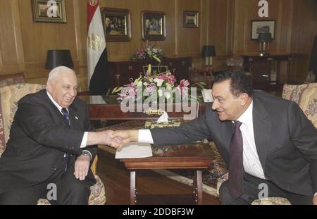 NESSUN FILM, NESSUN VIDEO, NESSUNA TV, NESSUN DOCUMENTARIO - il presidente egiziano Hosni Mubarak (destra) scuote le mani con il primo ministro israeliano Ariel Sharon prima del loro incontro a Sharm el-Sheikh, Egitto, 8 febbraio 2005. Foto di Flash 90/KRT/ABACA. Foto Stock