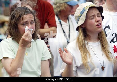 NESSUN FILM, NESSUN VIDEO, NESSUNA TV, NESSUN DOCUMENTARIO - Kristie Kiesel prega come una donna unindenificata, a sinistra, grida fuori dall'ospizio dove Terri Schiavo è morto giovedì 31 marzo 2005 a Pinellas Park, FL, USA. Foto di Charles Trainor/Miami Herald/ABACA Foto Stock