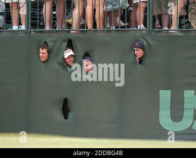 NO FILM, NO VIDEO, NO TV, NO DOCUMENTARIO - fan sbirciare attraverso la tarpa intorno al 18 ° verde cercando di dare un'occhiata al campione aperto degli Stati Uniti Michael Campbell a Pinehurst n° 2 a Pinehurst, North Carolina, il 19 giugno 2005. Foto di Christopher A. Record/Charlotte Observer/KRT/CAMELEON/ABACA Foto Stock