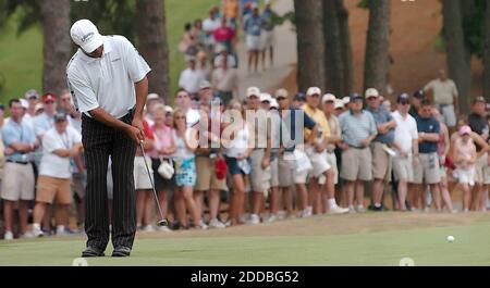 NESSUN FILM, NESSUN VIDEO, NESSUNA TV, NESSUN DOCUMENTARIO - Michael Campbell colpisce la sua palla sul 12 ° verde come la galleria guarda durante l'azione finale round nel 2005 US Open a Pinehurst n ° 2 a Pinehurst, North Carolina, il 19 giugno 2005. Foto di John D. Simmons/Charlotte Observer/KRT/CAMELEON/ABACA Foto Stock