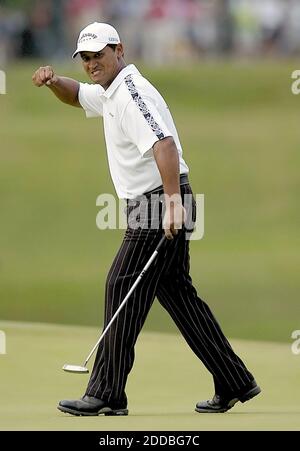 NO FILM, NO VIDEO, NO TV, NO DOCUMENTARIO - Michael Campbell pompa il suo pugno dopo aver affondato un putt sul 17esimo verde durante l'ultimo round del 2005 US Open a Pinehurst n° 2 a Pinehurst, North Carolina, il 19 giugno 2005. Foto di John D. Simmons/Charlotte Observer/KRT/CAMELEON/ABACA Foto Stock