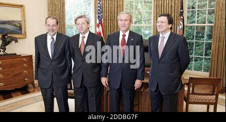 NESSUN FILM, NESSUN VIDEO, NESSUNA TV, NESSUN DOCUMENTARIO - il presidente Bush, seconda destra, incontra il presidente dell'Unione europea Jean-Claude Juncker, seconda sinistra, il presidente della Commissione europea Jos Manuel Barroso, destra, E il capo della politica estera Javier Solana, all'estrema sinistra, lunedì 20 giugno 2005, nell'Ufficio ovale della Casa Bianca a Washington. Foto di Chuck Kennedy/KRT/ABACA Foto Stock
