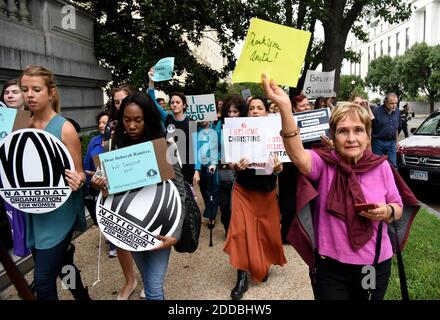 Manifestanti contrari al candidato della Corte Suprema Brett Kavanaugh tiene i segni su Capitol Hill a Washington, D.C., Stati Uniti, il 27 settembre 2018. P Foto di Olivier Douliery/Abaca Press Foto Stock