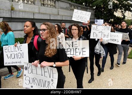 Manifestanti contrari al candidato della Corte Suprema Brett Kavanaugh tiene i segni su Capitol Hill a Washington, D.C., Stati Uniti, il 27 settembre 2018. P Foto di Olivier Douliery/Abaca Press Foto Stock