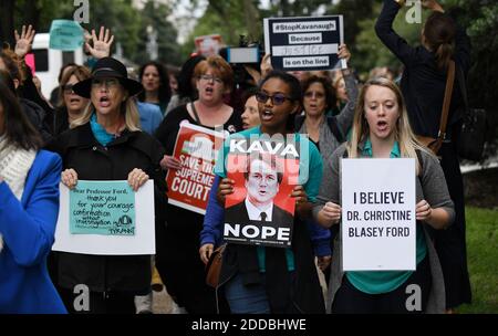 I dimostranti contrari al candidato della Corte Suprema Brett Kavanaugh hanno apposto i cartelli sulla Capitol Hill a Washington, D.C., USA, il 27 settembre 2018. P Foto di Olivier Douliery/Abaca Press Foto Stock