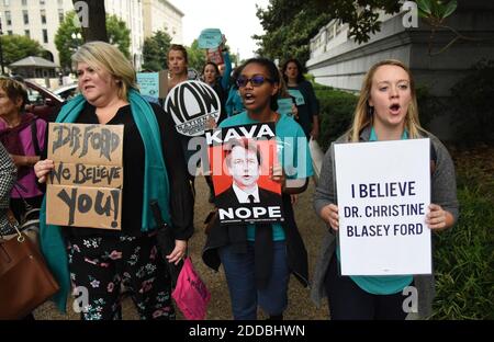 Manifestanti contrari al candidato della Corte Suprema Brett Kavanaugh tiene i segni su Capitol Hill a Washington, D.C., Stati Uniti, il 27 settembre 2018. P Foto di Olivier Douliery/Abaca Press Foto Stock