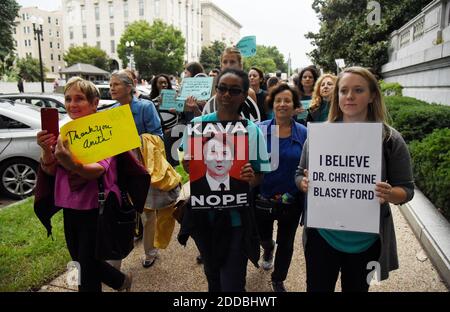 Manifestanti contrari al candidato della Corte Suprema Brett Kavanaugh tiene i segni su Capitol Hill a Washington, D.C., Stati Uniti, il 27 settembre 2018. P Foto di Olivier Douliery/Abaca Press Foto Stock