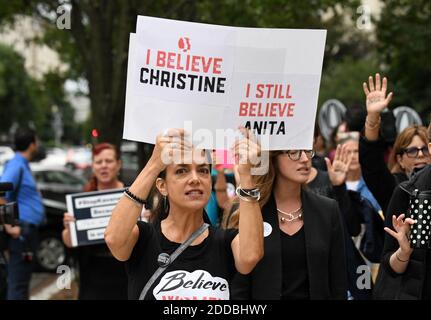 I dimostranti contrari al candidato della Corte Suprema Brett Kavanaugh hanno apposto i cartelli sulla Capitol Hill a Washington, D.C., USA, il 27 settembre 2018. P Foto di Olivier Douliery/Abaca Press Foto Stock